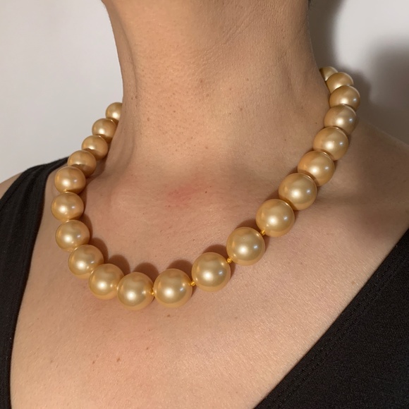 Elegant Shell Pearl Necklace with Magnetic Clasp in Light Honey 15mm - Picture 8 of 8